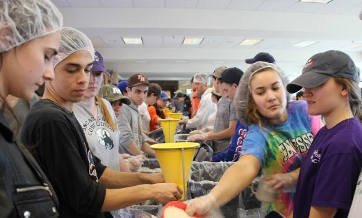 Students getting involved at the Stop Hunger Now food drive, sponsored by PHHS Interact club. Photo via @PHHS_PRINCIPLE on Twitter. 