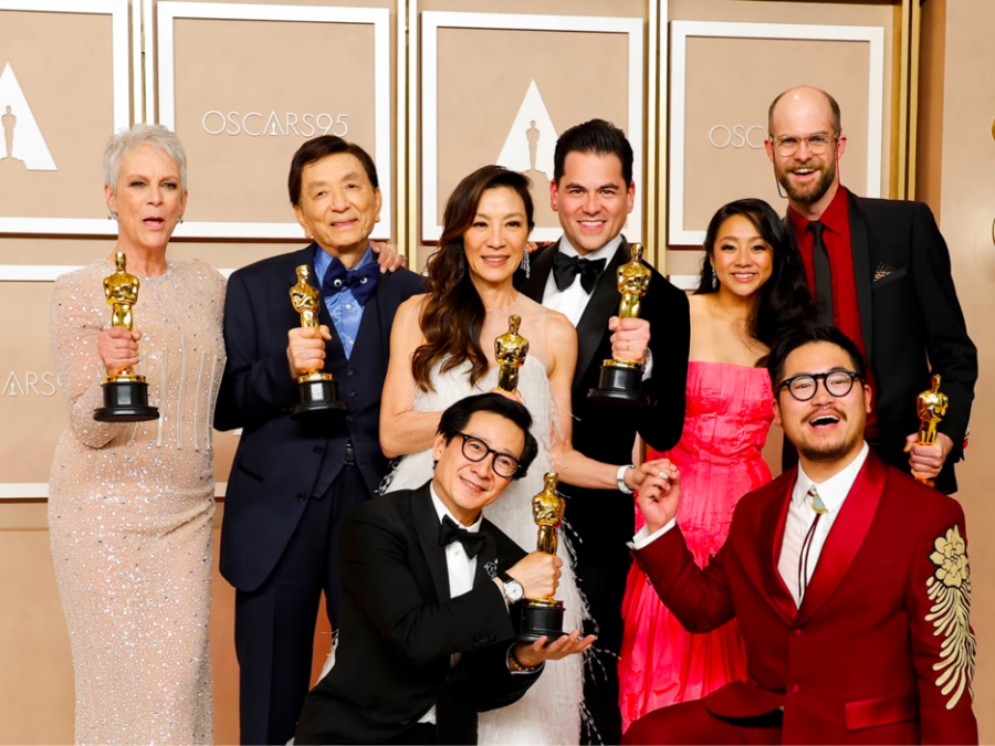 The+cast+and+crew+of+%E2%80%9CEverything+Everywhere+All+at+Once%E2%80%9D+including+Oscar+recipients+Jamie+Lee+Curtis+%28Supporting+Actress%29%2C+Michelle+Yeoh+%28Lead+Actress%29%2C+Jonathan+Wang+%28Picture%29%2C+Daniel+Scheinert+%28Original+Screenplay%2C+Directing%2C+Picture%29%2C+Ke+Huy+Quan+%28Supporting+Actor%29%2C+and+Daniel+Kwan+%28Original+Screenplay%2C+Directing%2C+Picture%29.
